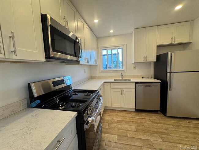 27 Fourth Ave in Pelham, NY - Building Photo - Building Photo