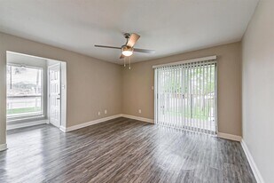 1111 W Main St, Unit 4104 in League City, TX - Building Photo