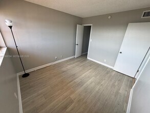 1101 Crystal Lake Dr in Pompano Beach, FL - Foto de edificio - Building Photo