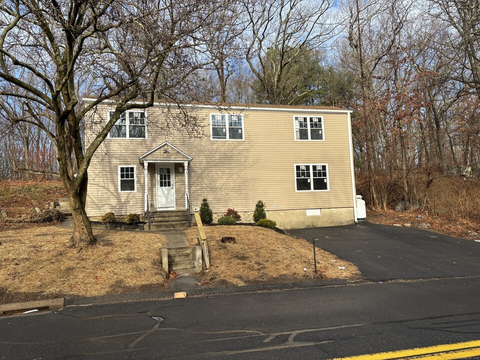 118 Armstrong Rd in Shelton, CT - Building Photo