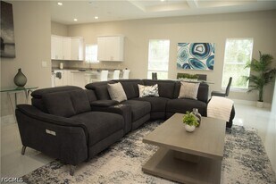 1226 Chrisholm St in Lehigh Acres, FL - Building Photo