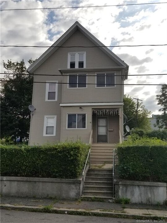 14 Hickory St in Waterbury, CT - Building Photo