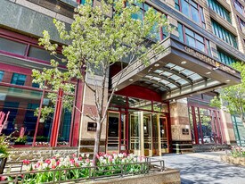 100 E Huron St in Chicago, IL - Building Photo