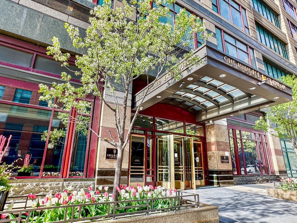 100 E Huron St in Chicago, IL - Building Photo