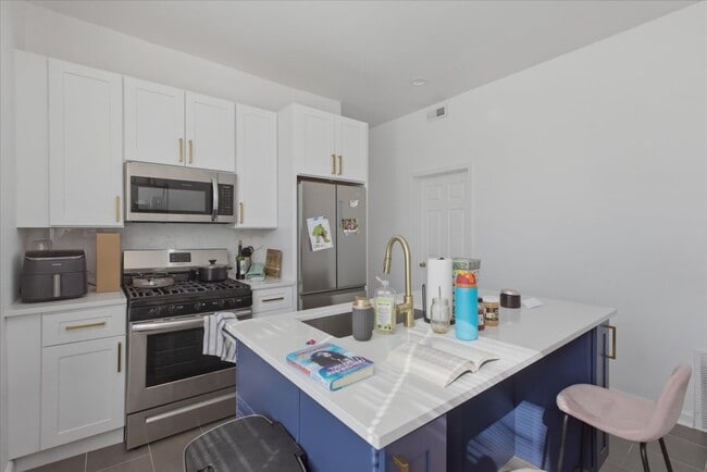 2350 W Charleston St, Unit 2R in Chicago, IL - Foto de edificio - Building Photo