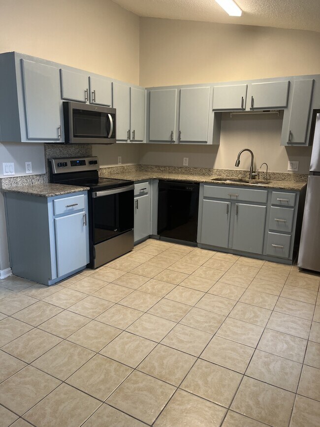 1016 Farr Ct in Hinesville, GA - Building Photo - Building Photo