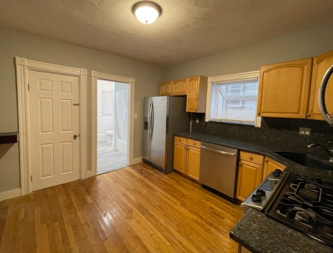 35 Cameron Ave, Unit 2 in Somerville, MA - Foto de edificio - Building Photo