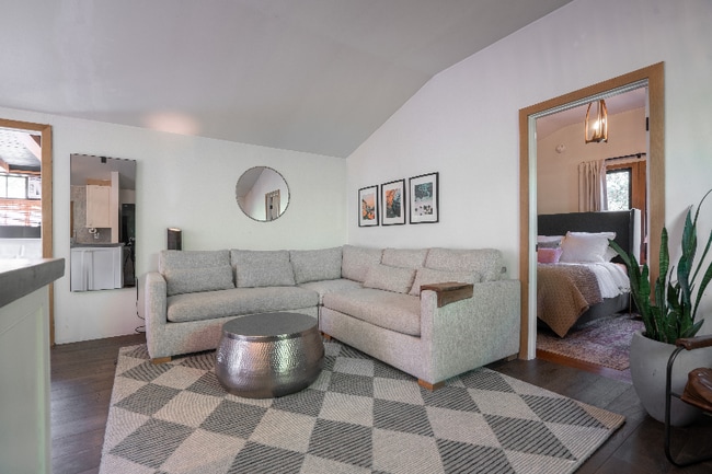 617 Acacia Ln in Emerald Hills, CA - Building Photo - Building Photo