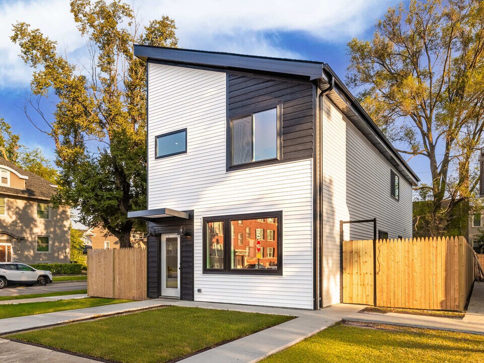 5901 W Erie St in Chicago, IL - Building Photo