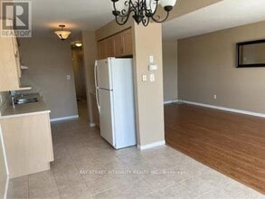 231 Dicenzo Dr in Hamilton, ON - Building Photo - Building Photo