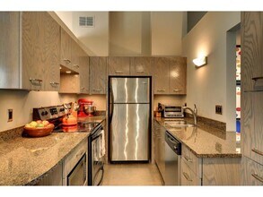 3004 Lake Shore Dr in Minneapolis, MN - Building Photo - Building Photo
