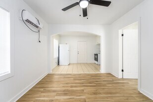 826 N Oliver St in Wichita, KS - Building Photo