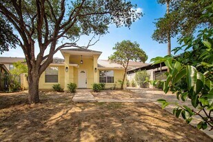 304 Anthony Ln in Laredo, TX - Building Photo