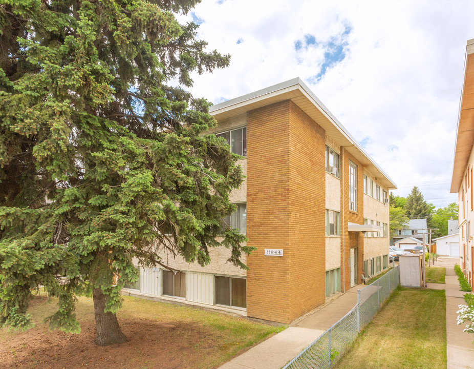 11644 124th St NW in Edmonton, AB - Building Photo