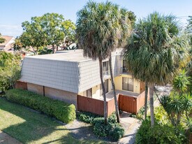 1700 Embassy Dr in West Palm Beach, FL - Building Photo