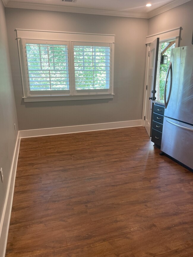 460 E Pharr Rd, Unit Basement in Decatur, GA - Foto de edificio - Building Photo
