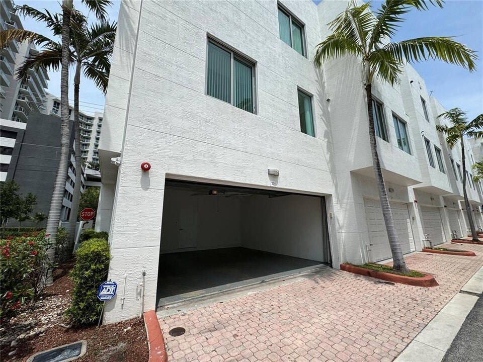 2146 Van Buren St, Unit 402 in Hollywood, FL - Foto de edificio