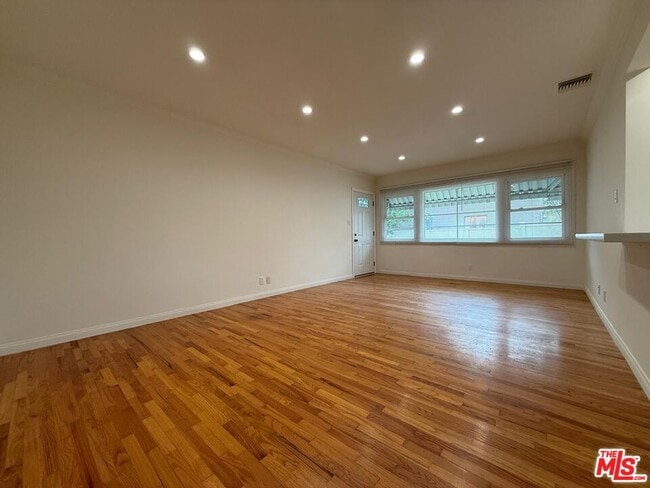 1025 W Clark Ave in Burbank, CA - Building Photo - Building Photo