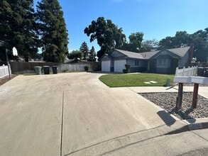 1846 N Selina Ct in Visalia, CA - Building Photo - Building Photo