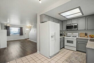 4055 Rosecrans Ave in Hawthorne, CA - Building Photo - Building Photo