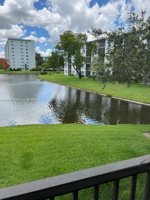 2226 N Cypress Bend Dr, Unit 210 in Pompano Beach, FL - Foto de edificio - Building Photo