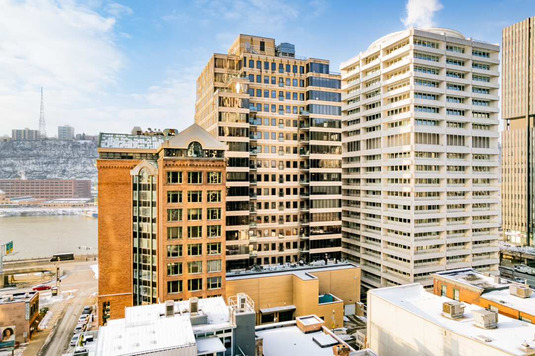 One Fifty One First Side in Pittsburgh, PA - Foto de edificio