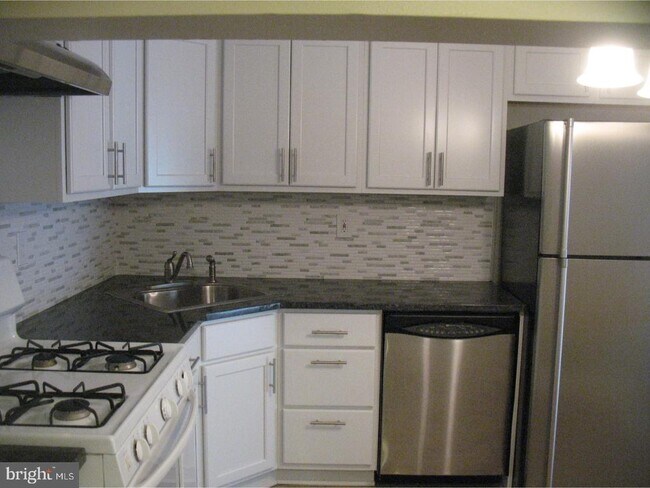 14 Versailles Ct in Hamilton Township, NJ - Building Photo - Building Photo