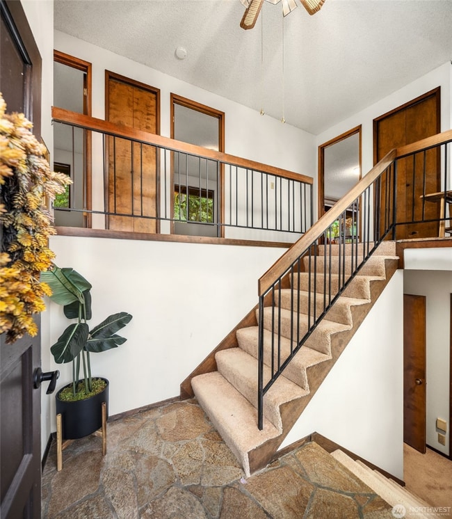 4740 Lakehurst Ln SE in Bellevue, WA - Foto de edificio - Building Photo