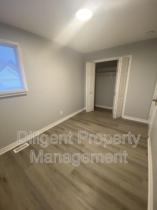 260 Lansdowne St W in Peterborough, ON - Building Photo
