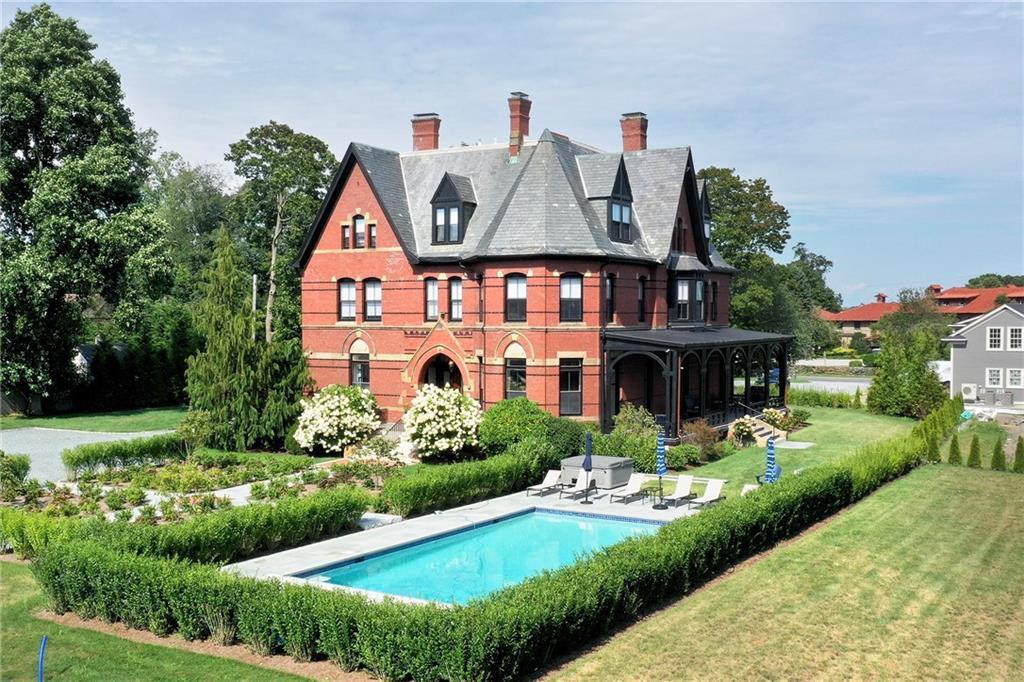 30 Red Cross Ave in Newport, RI - Foto de edificio