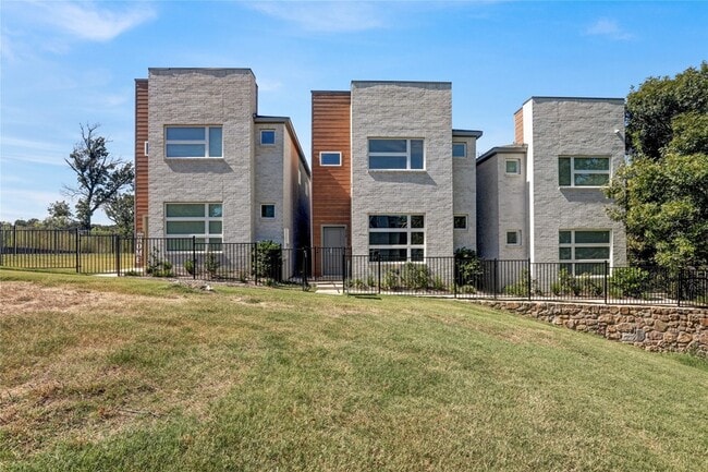 312 Oakbend Dr in Lewisville, TX - Foto de edificio - Building Photo
