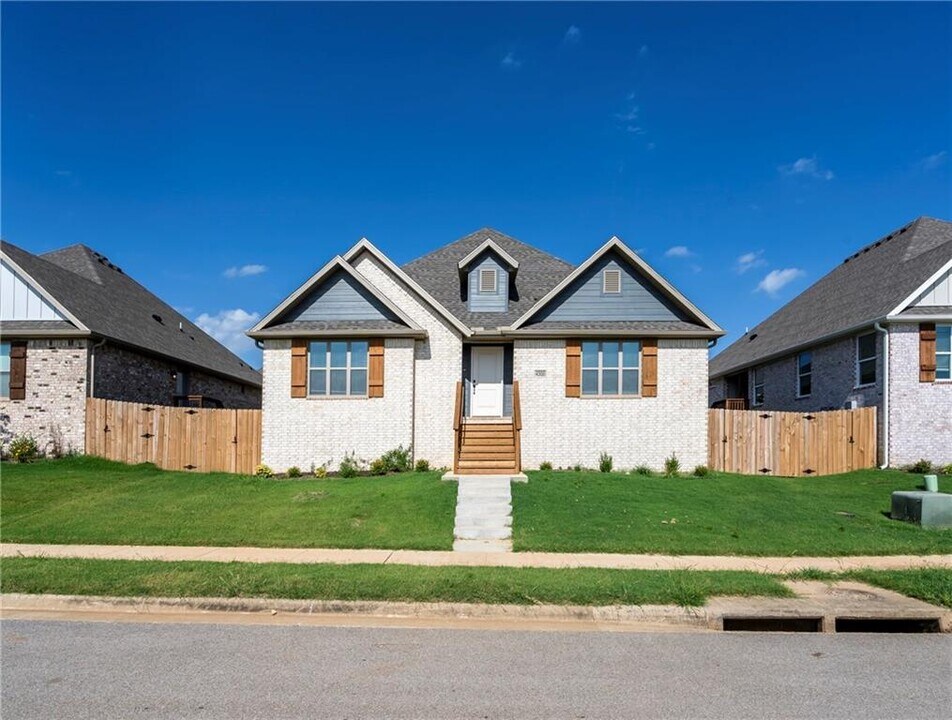 4300 SW Adams Rd in Bentonville, AR - Foto de edificio