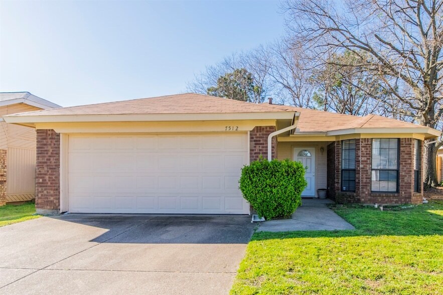 7512 Down Hill Dr in Fort Worth, TX - Building Photo
