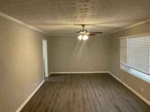 1915 Timothy Dr SW in Atlanta, GA - Foto de edificio - Building Photo