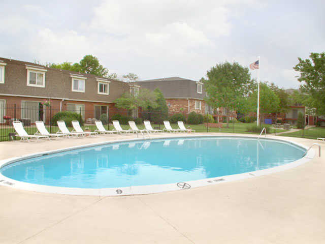 Village Park at Eastborough in Wichita, KS - Foto de edificio