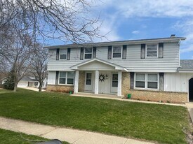 6700-6702 Hill Ridge Dr in Greendale, WI - Building Photo