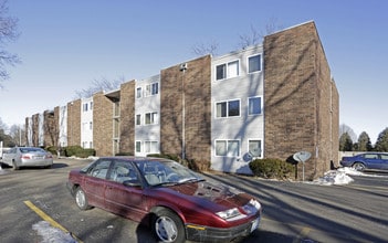 Greenbriar Apartments in Peoria, IL - Foto de edificio - Building Photo