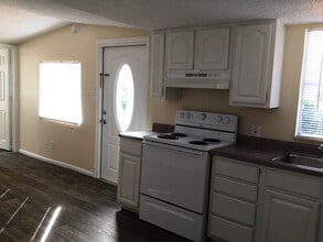24 Roberta St in Stock Island, FL - Building Photo - Building Photo