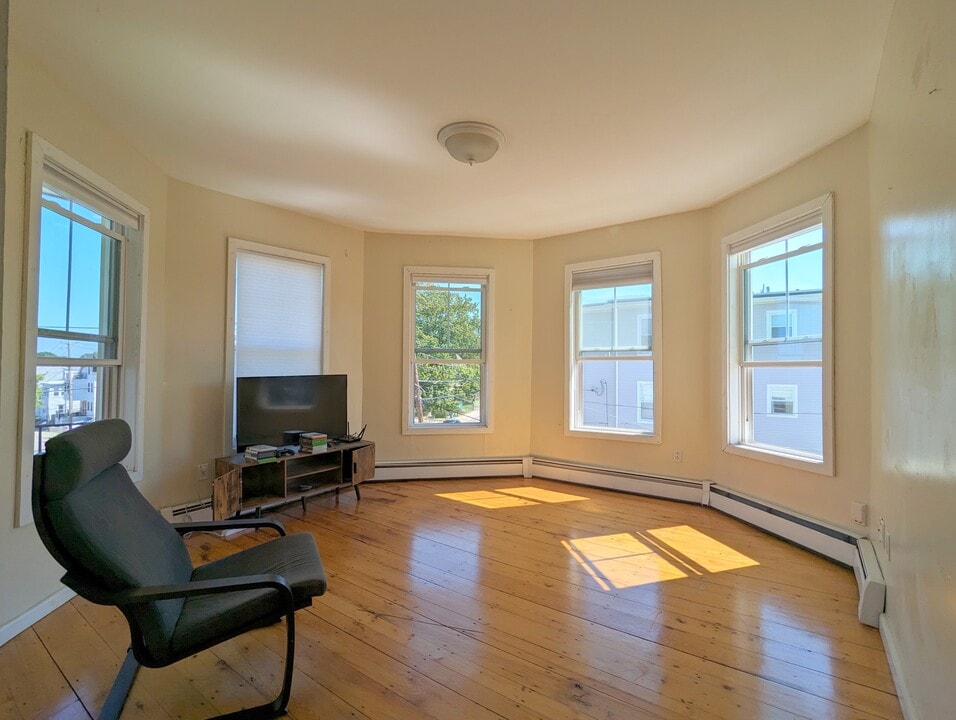 71 Winchester St in Medford, MA - Building Photo