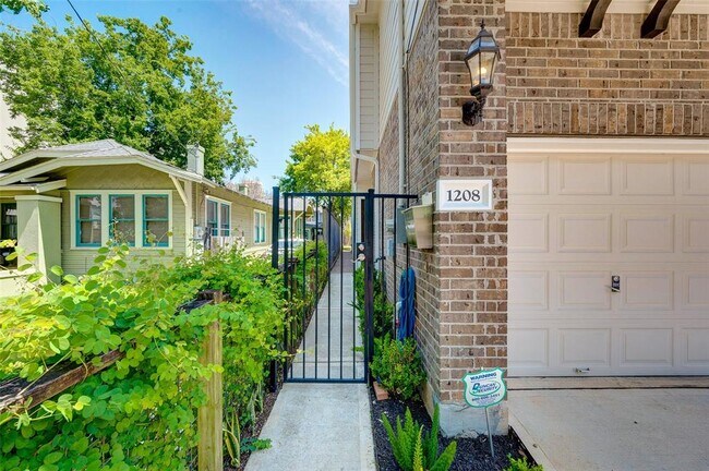 1208 Peden St in Houston, TX - Building Photo - Building Photo