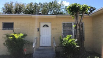 2210 NE 170th St in North Miami Beach, FL - Building Photo