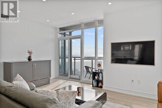 15 Iceboat Terr in Toronto, ON - Building Photo - Building Photo