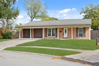 10803 Doud St in Houston, TX - Foto de edificio - Building Photo