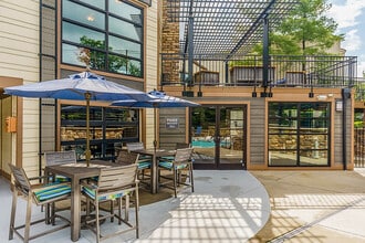 Creeks on Kirklevington in Lexington, KY - Building Photo - Building Photo