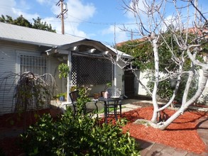 643 N Serrano Ave in Los Angeles, CA - Foto de edificio - Building Photo