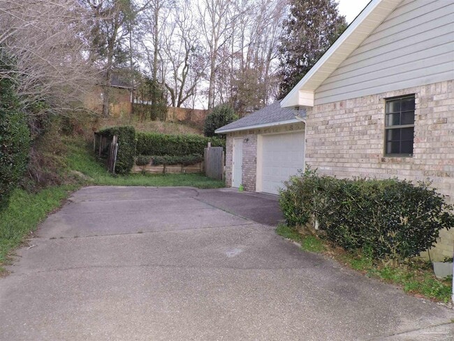 3223 Windmill Cir in Gonzalez, FL - Building Photo - Building Photo