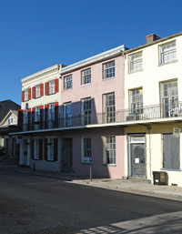 827 Burgundy St in New Orleans, LA - Foto de edificio - Building Photo