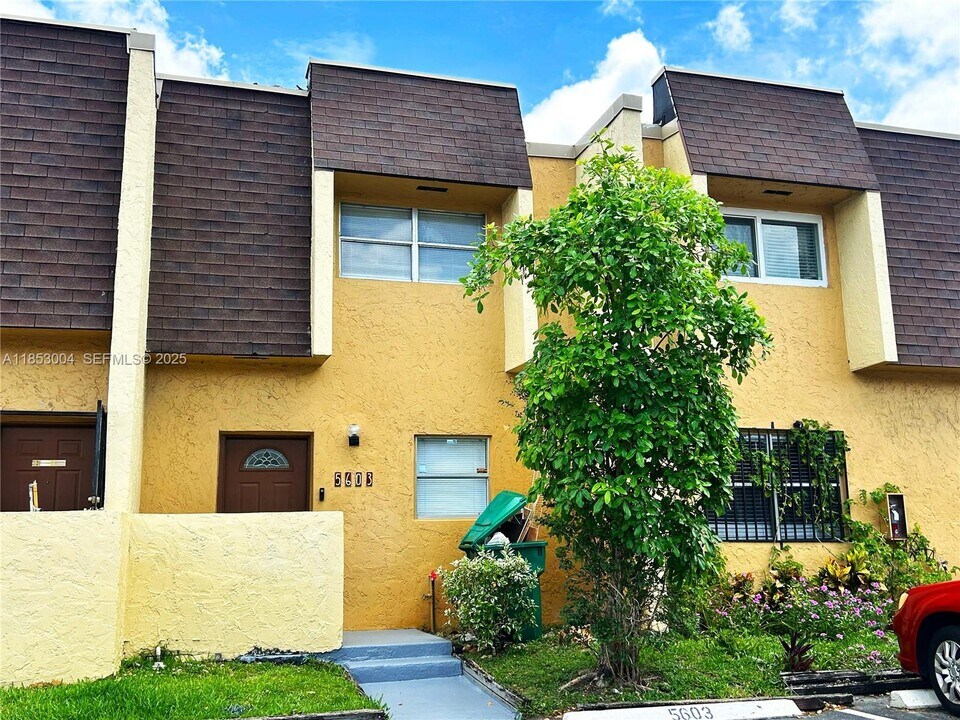 5603 Blueberry Ct in Lauderhill, FL - Foto de edificio