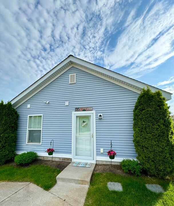 1085 Weathervane Pl in Traverse City, MI - Building Photo