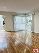 1438 S Barrington Ave in Los Angeles, CA - Foto de edificio - Building Photo